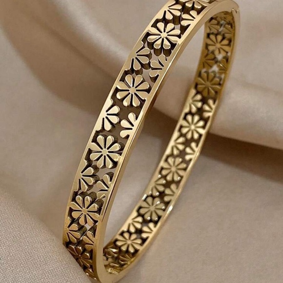 Petite Flower Cuff bracelet - Picture 1 of 4